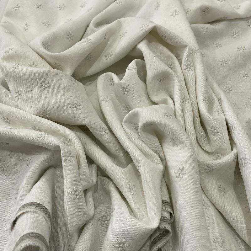 Tecido Linho Misto Bordado Florzinhas Branco • Luema Tecidos