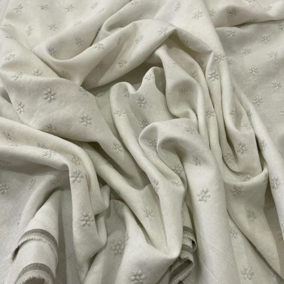 Tecido Linho Misto Bordado Florzinhas Branco • Luema Tecidos