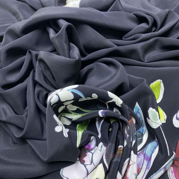 Tecido Crepe de Chine Seda Pura Barrado Fundo Preto • Luema Tecidos Tecido Crepe de Chine Seda Pura Barrado Fundo Preto • Luema Tecidos