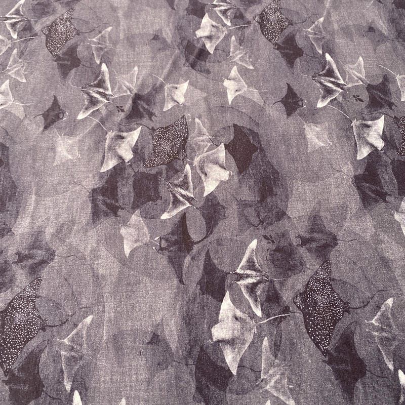 Tecido Viscolycra Estampada Arraias Cinza • Luema Tecidos