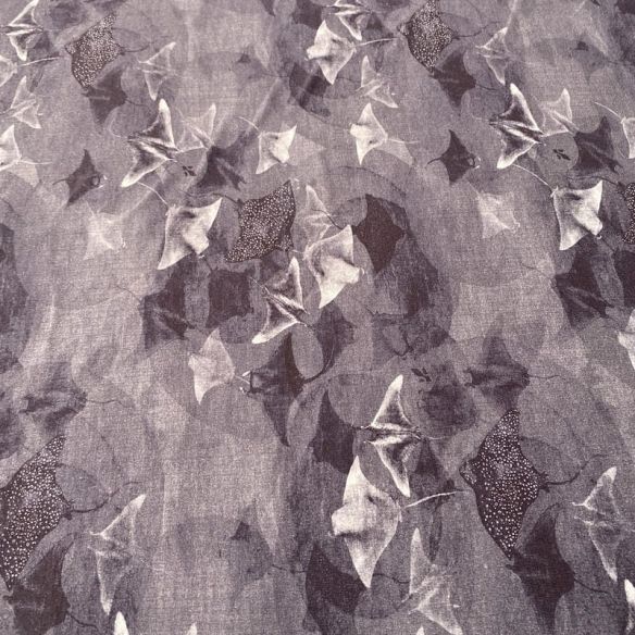 Tecido Viscolycra Estampada Arraias Cinza • Luema Tecidos