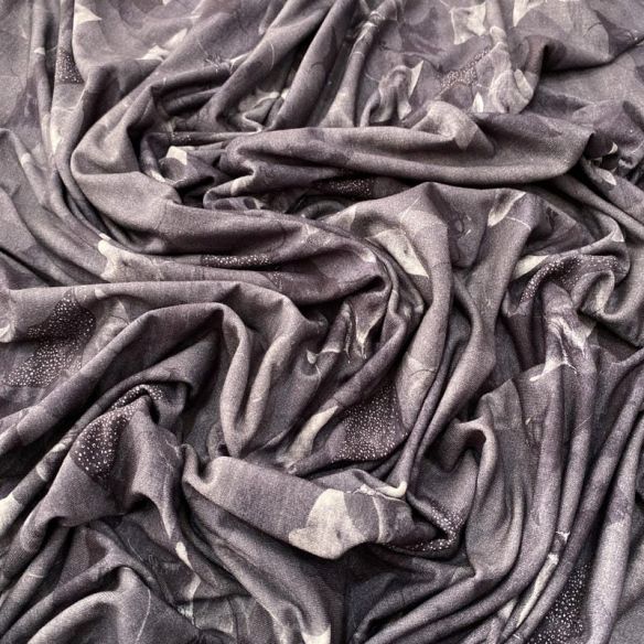 Tecido Viscolycra Estampada Arraias Cinza • Luema Tecidos