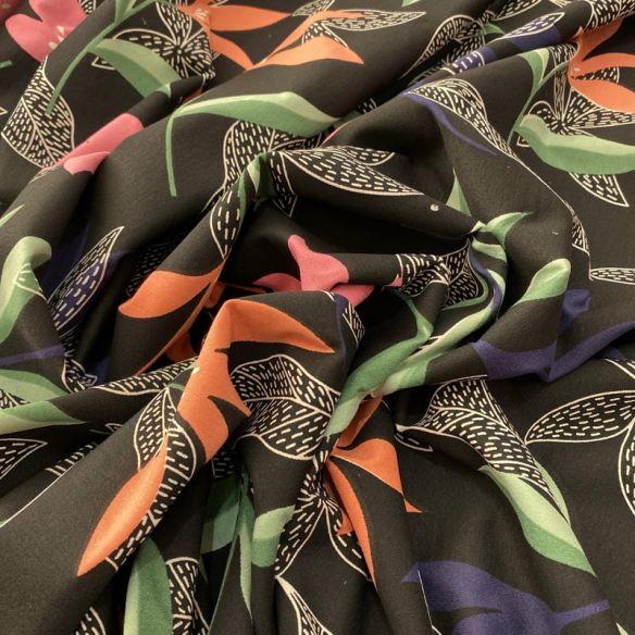 Tecido Viscolycra Estampada Colorido Fundo Preto • Luema Tecidos