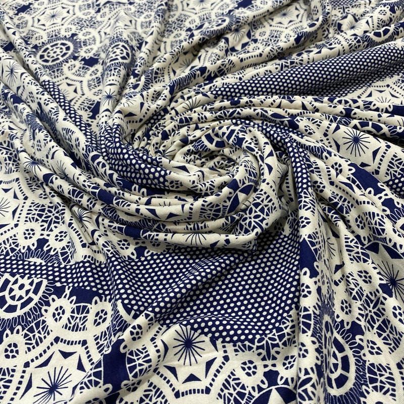 Tecido Viscolycra Estampada Porcelana Azul e Off • Luema Tecidos