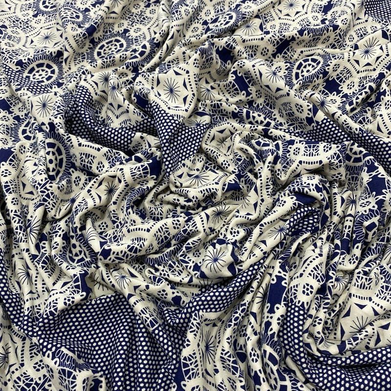 Tecido Viscolycra Estampada Porcelana Azul e Off • Luema Tecidos