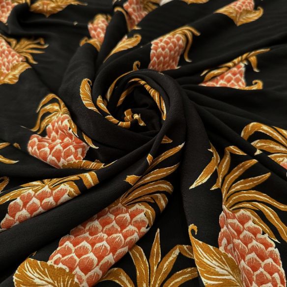 Tecido Crepe Viscose Abacaxi Fundo Preto FRM • Luema Tecidos