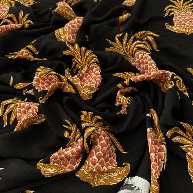 Tecido Crepe Viscose Abacaxi Fundo Preto FRM • Luema Tecidos