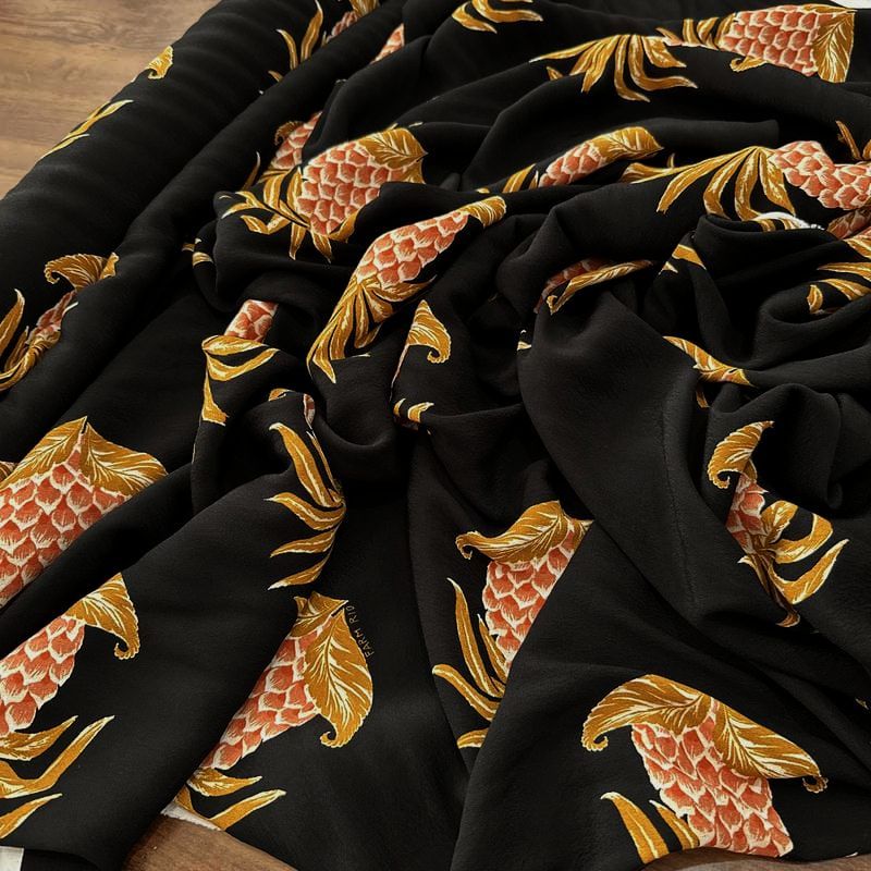 Tecido Crepe Viscose Abacaxi Fundo Preto FRM • Luema Tecidos