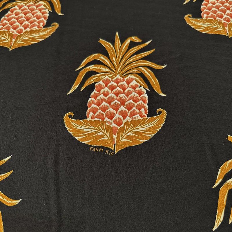 Tecido Crepe Viscose Abacaxi Fundo Preto FRM • Luema Tecidos