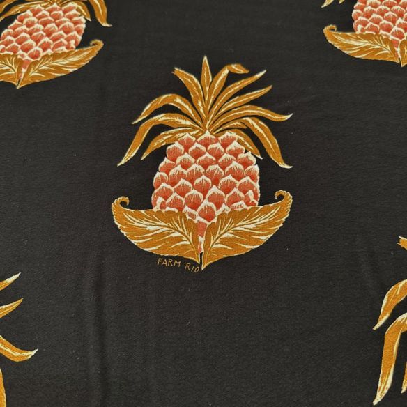 Tecido Crepe Viscose Abacaxi Fundo Preto FRM • Luema Tecidos