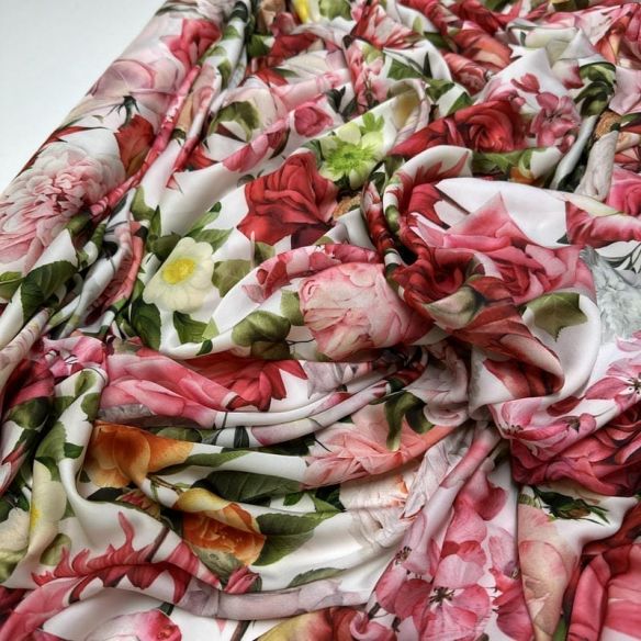 Tecido Cetim Toque de Seda Rosas Clássicas Pintadas • Luema Tecidos Tecido Cetim Toque de Seda Rosas Clássicas Pintadas • Luema Tecidos