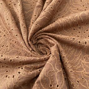 Tecido Laise de algodão Bordada Bege Escuro Terroso Tecido Laise de algodão Bordada Bege Escuro Terroso • Luema Tecidos