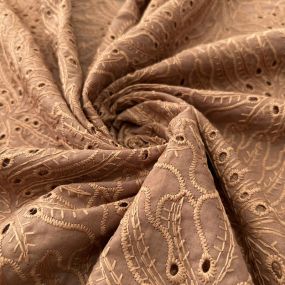 Tecido Laise de algodão Bordada Bege Escuro Terroso Tecido Laise de algodão Bordada Bege Escuro Terroso • Luema Tecidos 2