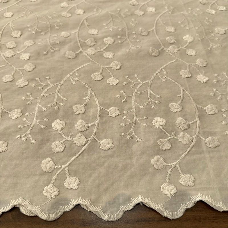 Tecido Laise de algodão Bordada Bege Claro • Luema Tecidos