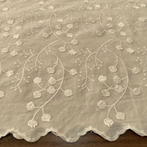 Tecido Laise de algodão Bordada Bege Claro • Luema Tecidos