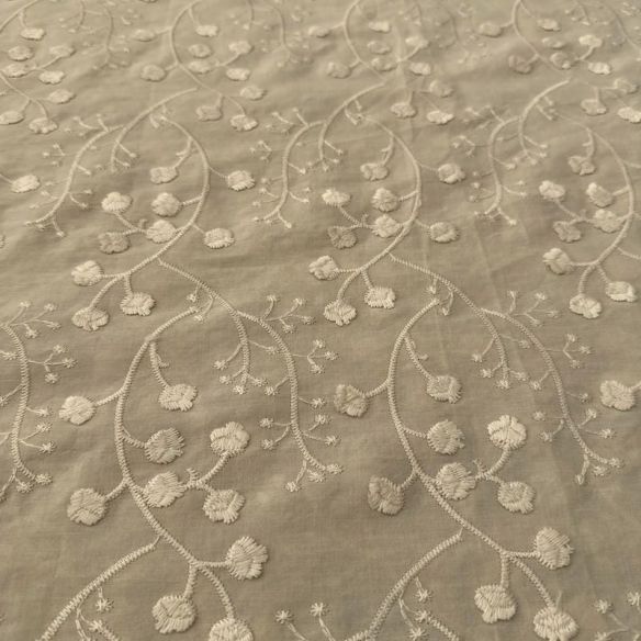 Tecido Laise de algodão Bordada Bege Claro • Luema Tecidos