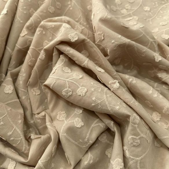 Tecido Laise de algodão Bordada Bege Claro • Luema Tecidos