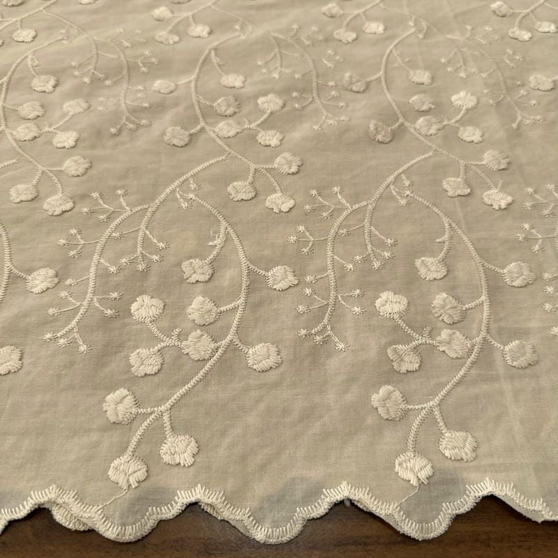 Tecido Laise de algodão Bordada Bege Claro • Luema Tecidos