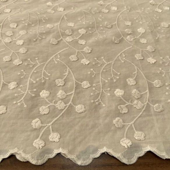 Tecido Laise de algodão Bordada Bege Claro • Luema Tecidos