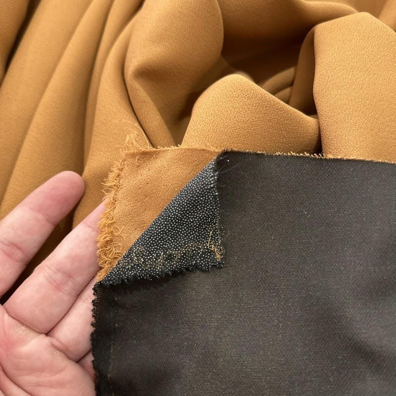 Tecido Crepe Patou Caramelo Entertelado • Luema Tecidos Tecido Crepe Patou Caramelo Entertelado • Luema Tecidos