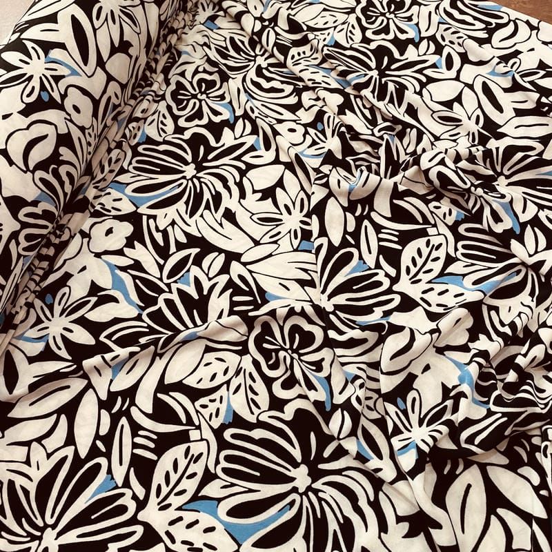 Tecido Liganete Floral Ébano Marfim • Luema Tecidos