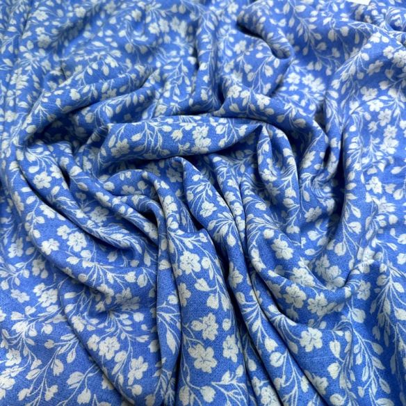 Tecido Viscolinho Estampado Renda Floral Celeste • Luema Tecidos