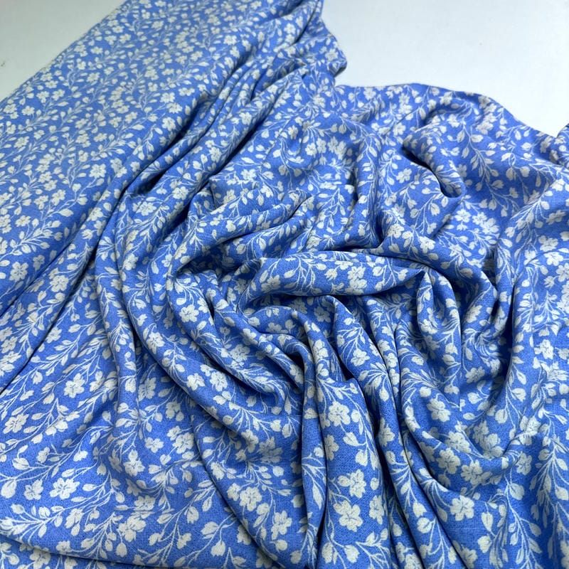 Tecido Viscolinho Estampado Renda Floral Celeste • Luema Tecidos