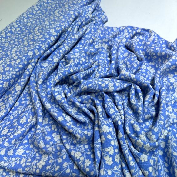 Tecido Viscolinho Estampado Renda Floral Celeste • Luema Tecidos