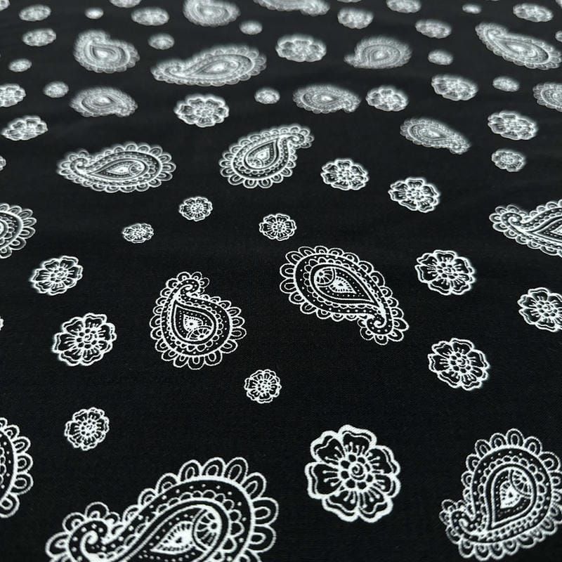 Tecido Viscose Estampada Paisley Bandana Preto e Branco • Luema Tecidos
