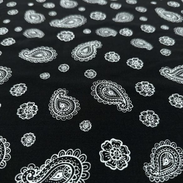 Tecido Viscose Estampada Paisley Bandana Preto e Branco • Luema Tecidos