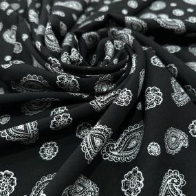Tecido Viscose Estampada Paisley Bandana Preto e Branco • Luema Tecidos 2