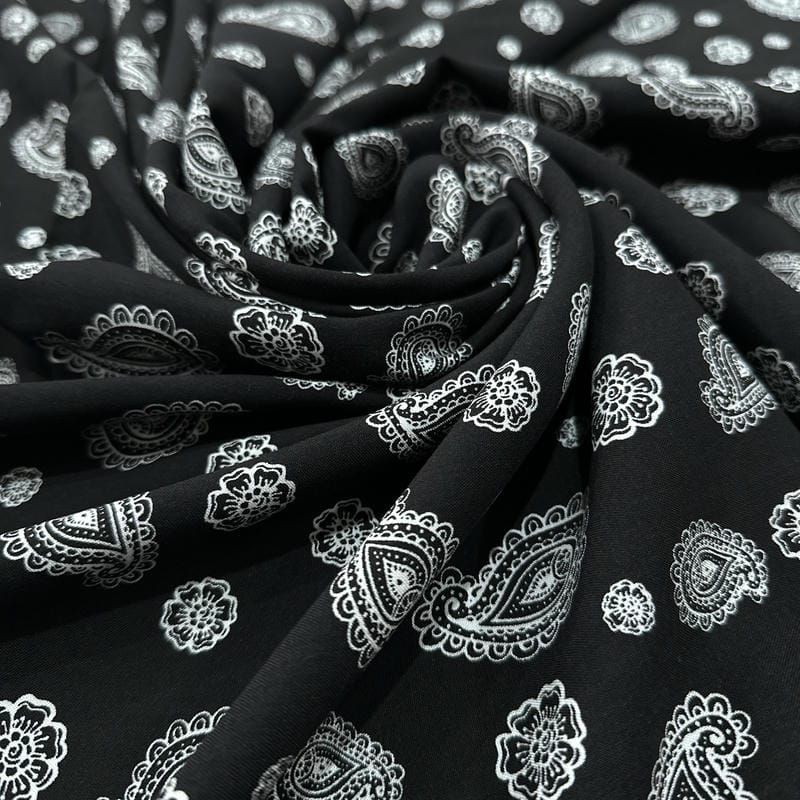 Tecido Viscose Estampada Paisley Bandana Preto e Branco • Luema Tecidos