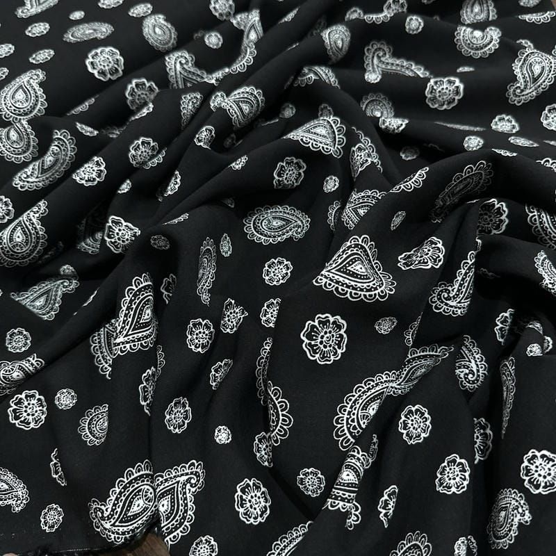 Tecido Viscose Estampada Paisley Bandana Preto e Branco • Luema Tecidos