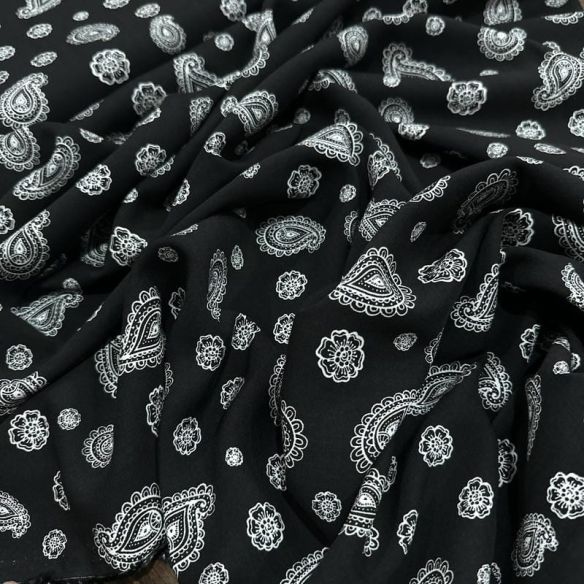 Tecido Viscose Estampada Paisley Bandana Preto e Branco • Luema Tecidos