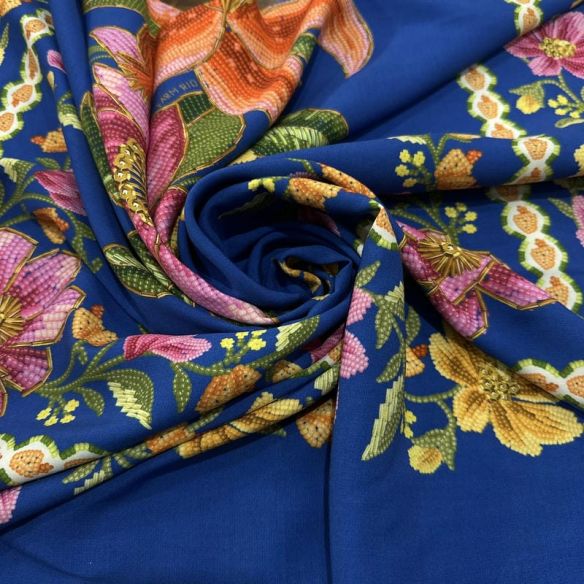 Tecido Viscose Estampada Floral Barrada Fundo Azul Royal • Luema Tecidos