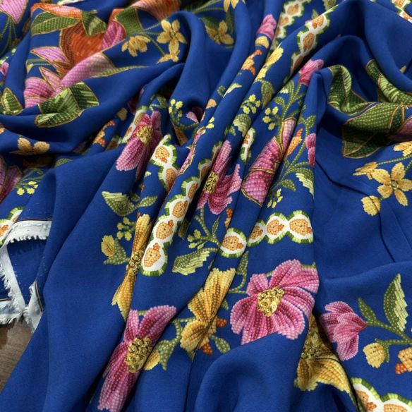 Tecido Viscose Estampada Floral Barrada Fundo Azul Royal • Luema Tecidos