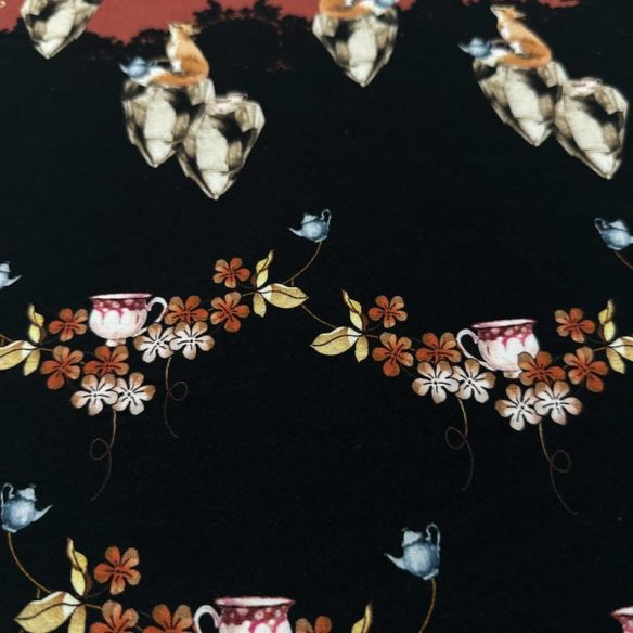 Tecido Viscose Estampada Barrada Raposas Fundo Terracota e Preto • Luema Tecidos