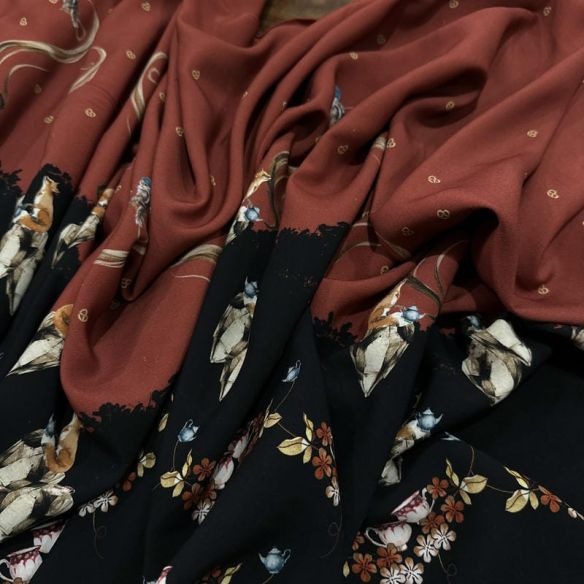 Tecido Viscose Estampada Barrada Raposas Fundo Terracota e Preto • Luema Tecidos