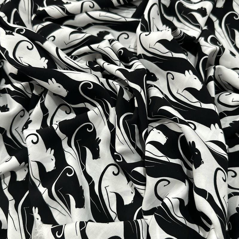Tecido Viscose Estampada Gatos Preto e Branco • Luema Tecidos