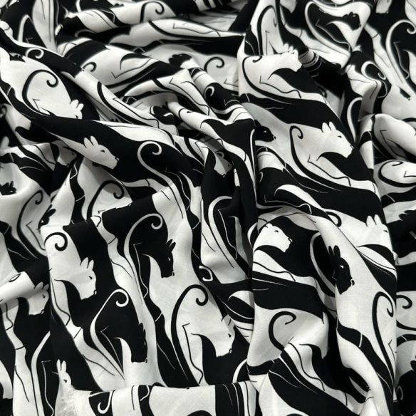 Tecido Viscose Estampada Gatos Preto e Branco • Luema Tecidos