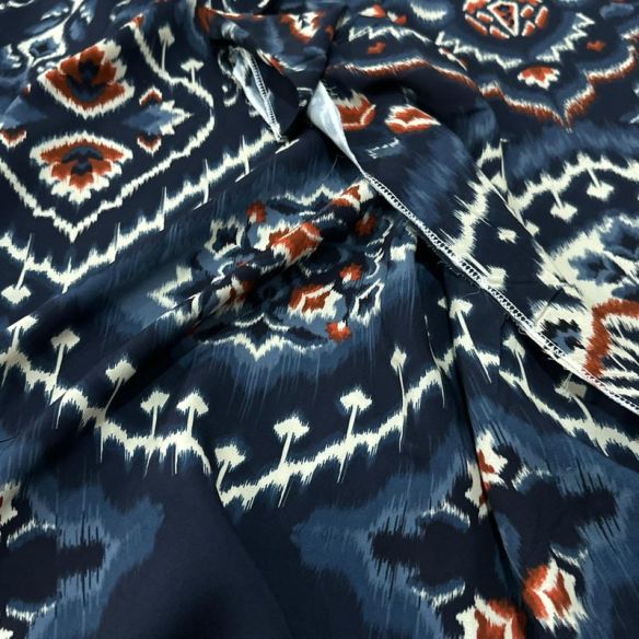 Tecido Viscose Estampada Étnica Ornamental Fundo Azul Marinho • Luema Tecidos