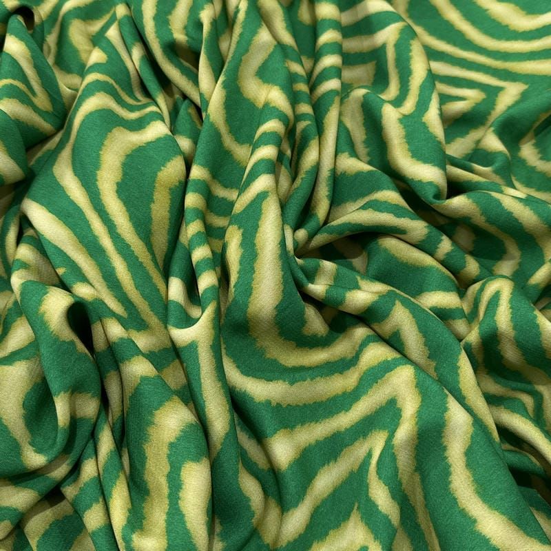 Tecido Viscose Estampada Animal Print Ondulada Verde e Bege • Luema Tecidos