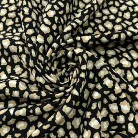 Tecido Viscose Estampada Animal Print Abstrata Fundo Preto • Luema Tecidos