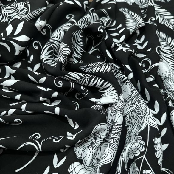 Tecido Viscose Estampada Araras e Folhagens Fundo Preto • Luema Tecidos