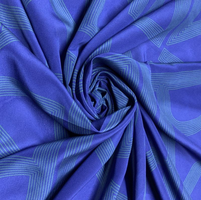 Crepe de Chine Seda Pura Estampado Letras Azul • Luema Tecidos