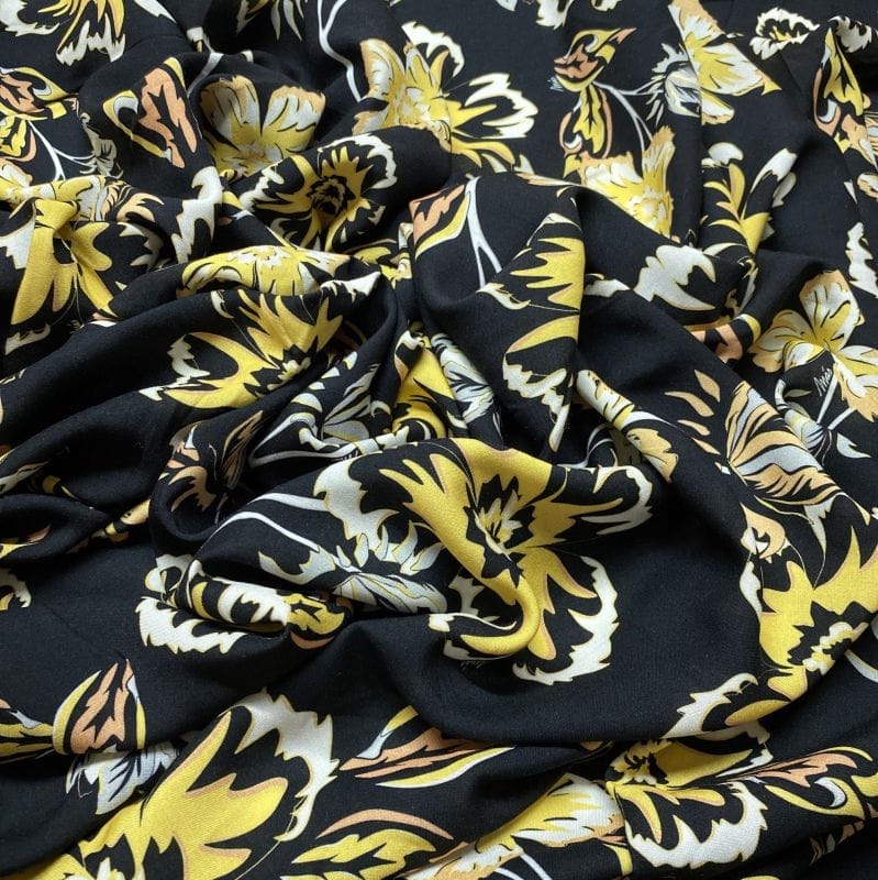 Viscose Estampada Preto Floral Amarelo • Luema Tecidos