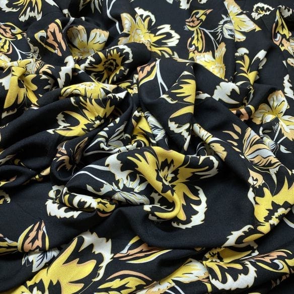 Viscose Estampada Preto Floral Amarelo • Luema Tecidos