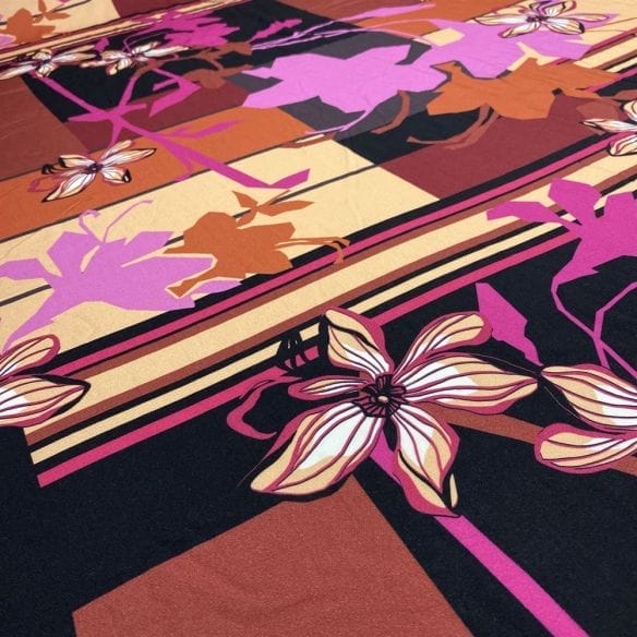 Viscose Estampada Floral Quadros • Luema Tecidos