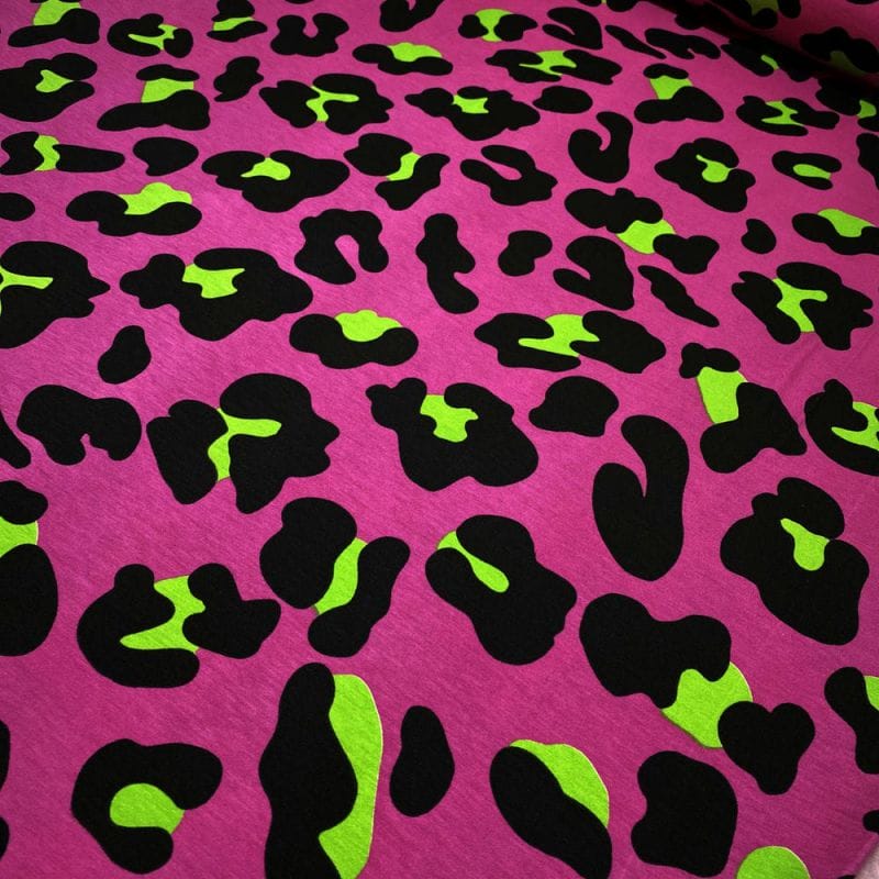Viscolycra Estampada Onça Rosa Escuro • Luema Tecidos Viscolycra Estampada Onça Rosa Escuro • Luema Tecidos