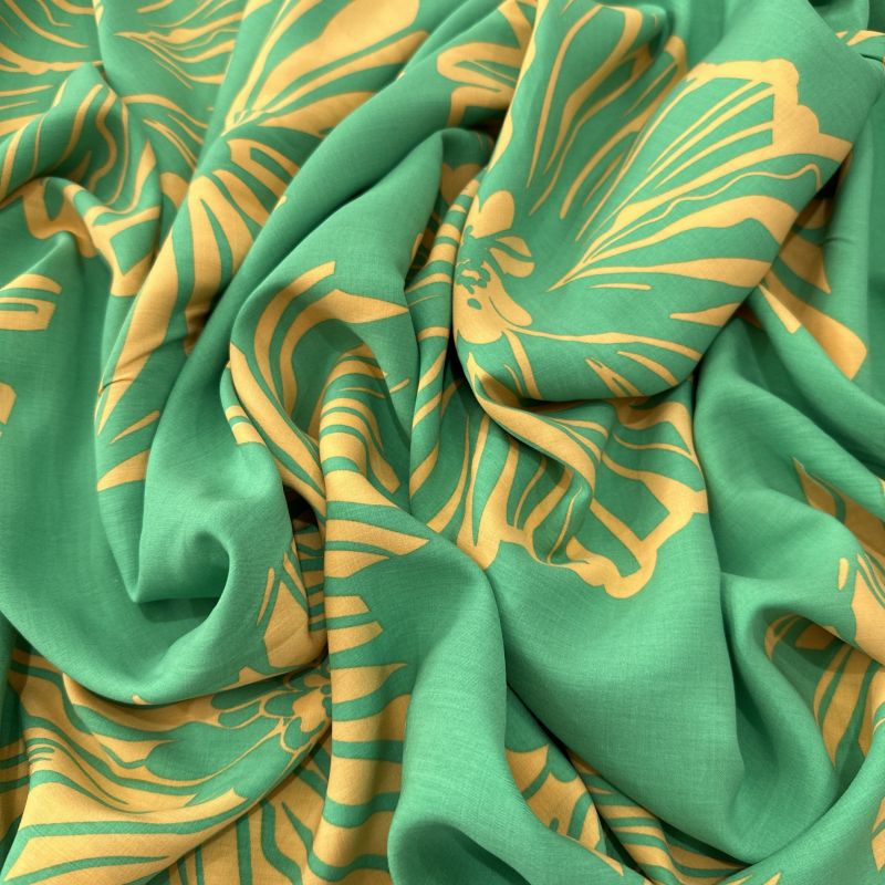 Tecido Viscose Floral Grande Verde e Bege • Luema Tecidos